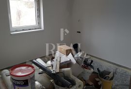 OTOK KRK-BLIZINA UVALE SOLINE, 2S+DB U KVALITETNOJ NOGVOGRADNJI, PARKING, Dobrinj, Appartment