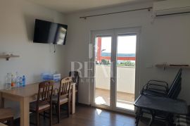 RAB-STAN OD 92 m2 U NARAVI PODIJELJEN NA DVA STANA, Rab, Appartment