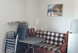 RAB-STAN OD 92 m2 U NARAVI PODIJELJEN NA DVA STANA, Rab, Appartment