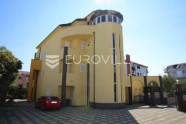 Vodice, odlična vila 850 m2 na top lokaciji, Vodice, Famiglia