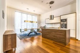 Cvjetni trg peterosoban prekrasno uređen stan, Zagreb, Appartment