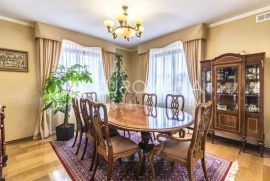 Mikulići prekrasna vila 500m2 sa velikim vrtom, Zagreb, Casa