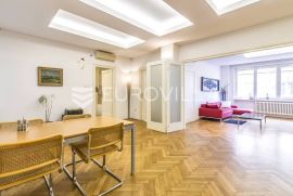 Trg Bana Jelačića luksuzan trosoban stan 135m2 na trećem katu, Zagreb, Flat