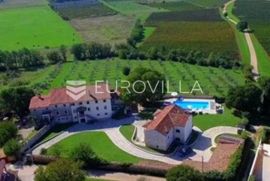 Istra,Višnjan - istarska stancija s velikim bazenom i panoramski pogledom na more, Višnjan, Immobili commerciali