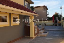 Nin, Ždrijac, prekrasna apartmanska vila, prvi red do mora, Nin, Дом