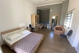 Istra, Umag, poslovno-stambeni komplex NKP 820 m2, Umag, Gewerbeimmobilie