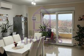 Dvoetažni trosobni stan sa balkonom, Pula, Appartamento