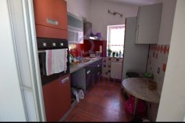 Pješčana uvala, apartmantska kuća, tri stana, 200 m od mora, Medulin, House