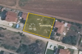 Građevinsko zemljište pravilnog oblika - 860m2, Pula, Land