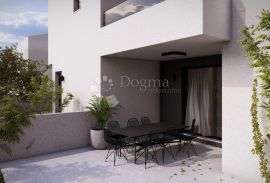 VODICE, luksuzni dvoetažni stan sa vrtom, S1, Vodice, Appartment