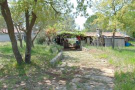 Prilika!!! Prostrano zemljište sa legliziranom kućom u okolici Rovinja, Rovinj, Tierra