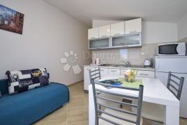 TRIBUNJ APARTMANSKA VILA NA SAMOJ PLAŽI, Tribunj, بيت