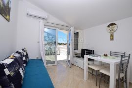 TRIBUNJ APARTMANSKA VILA NA SAMOJ PLAŽI, Tribunj, بيت