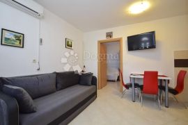 TRIBUNJ APARTMANSKA VILA NA SAMOJ PLAŽI, Tribunj, بيت