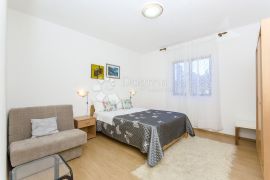 SUPETAR KUĆA 250 M2, Supetar, Famiglia