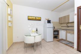 SUPETAR KUĆA 250 M2, Supetar, Famiglia