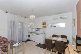 SUPETAR KUĆA 250 M2, Supetar, Famiglia