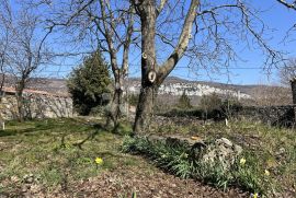 Teren u centru sa upisanim starinama, Buzet, Land