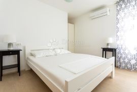 PROSTRANI DVOETAŽNI APARTMAN S BAZENOM I LJETNOM KUHINJOM!, Dobrinj, Flat