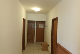 PRODAJA Kuća - Hostel sa 18 soba, 402 m2, Biograd na Moru, Biograd Na Moru, Kuća