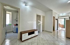 Bulevard, etaža, uredan 4-soban s balkonom, Rijeka, Appartment