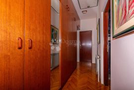 APARTMAN SA GALERIJOM I PREKRASNIM POGLEDOM NA MORE, Crikvenica, Flat