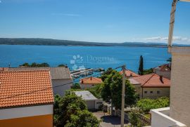 APARTMAN SA GALERIJOM I PREKRASNIM POGLEDOM NA MORE, Crikvenica, Appartement