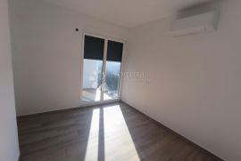 STAN S BAZENOM NA 30M OD MORA - 150m2 - Mandre, otok Pag, Kolan, Appartamento