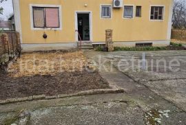 Belegiš, centar kuća 228m2 plac 13 ari, Stara Pazova, Famiglia