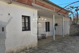 Pridraga - kamena kuća s više pomoćnih objekata! 359000€, Novigrad, Maison