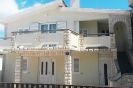 VIR, Zadarska županija, kuća,2 stana, 80m od mora, Vir, Haus
