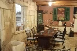 ATRAKTIVAN RESTORAN I 4 APARTMANA, PRVI RED DO MORA, Marina, Σπίτι