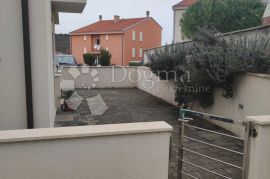 PRILIKA - APARTMAN SA BAZENOM I VLASTITIM VRTOM, Dobrinj, Appartement