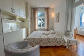 OPATIJA, CENTAR - stan u povijesnoj vili u centru Opatije, 50m od mora, Opatija, Appartamento