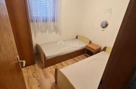 KRK (OKOLICA) - Prizemna etaža kuće (2 apartmana) sa vrtom, Krk, Appartment