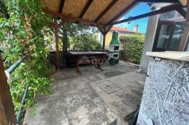 KRK (OKOLICA) - Prizemna etaža kuće (2 apartmana) sa vrtom, Krk, Daire