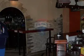 Istra,Pula,stambeni prostor: caffe bar/stan, Pula, Gewerbeimmobilie