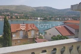 Šibenik, kuća s tri apartmana u neposrednoj blizini plaže (350 m2), Šibenik - Okolica, Kuća