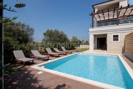 Fažana - Prekrasna vila s bazenom i pogledom na more, 550m od plaža!, Fažana, Kuća