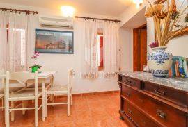 Rovinj, centar, atraktivna kuća u starogradskoj ulici, Rovinj, House