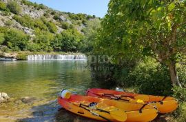 OBROVAC - kuća na obali rijeke Zrmanje, Obrovac, Maison