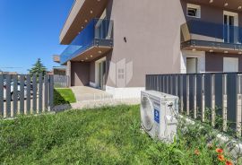 Poreč, fantastičan stan u prizemlju 2 km od mora!, Poreč, Appartement