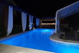 Kuća sa bazenom na 20m od mora,Slatine, Čiovo, Split - Okolica, Maison