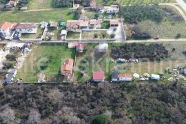 ISTRA, PULA - prodaja dva legalizirana objekta na okućnici od 1079m2!, Pula, Famiglia