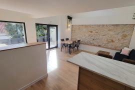 ŠIBENIK, BILICE - Moderno uređen stan 100 m od mora, Šibenik - Okolica, Flat