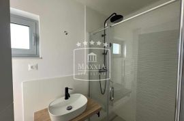 Diklo - penthouse krovna terasa sauna jacuzzi! 650000€, Zadar, Apartamento