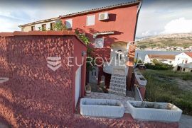 Zadar, Pag, kuća s pet apartmana i pogledom na more, 867,39 eur/m2, Pag, Famiglia