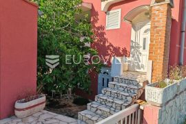 Zadar, Pag, kuća s pet apartmana i pogledom na more, 867,39 eur/m2, Pag, Ev