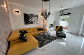 Prekrasan novouređen trosobni stan, vlastiti bazen i sunčalište, 200m od mora, Medulin, Appartamento