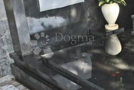 Obiteljska grobnica na groblju Trsat, Rijeka, Γκαράζ